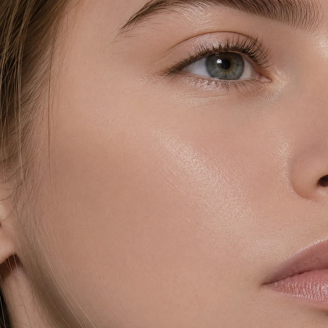 Gros plan d'un visage à la peau lisse et uniforme après traitement au stick EFFAZE