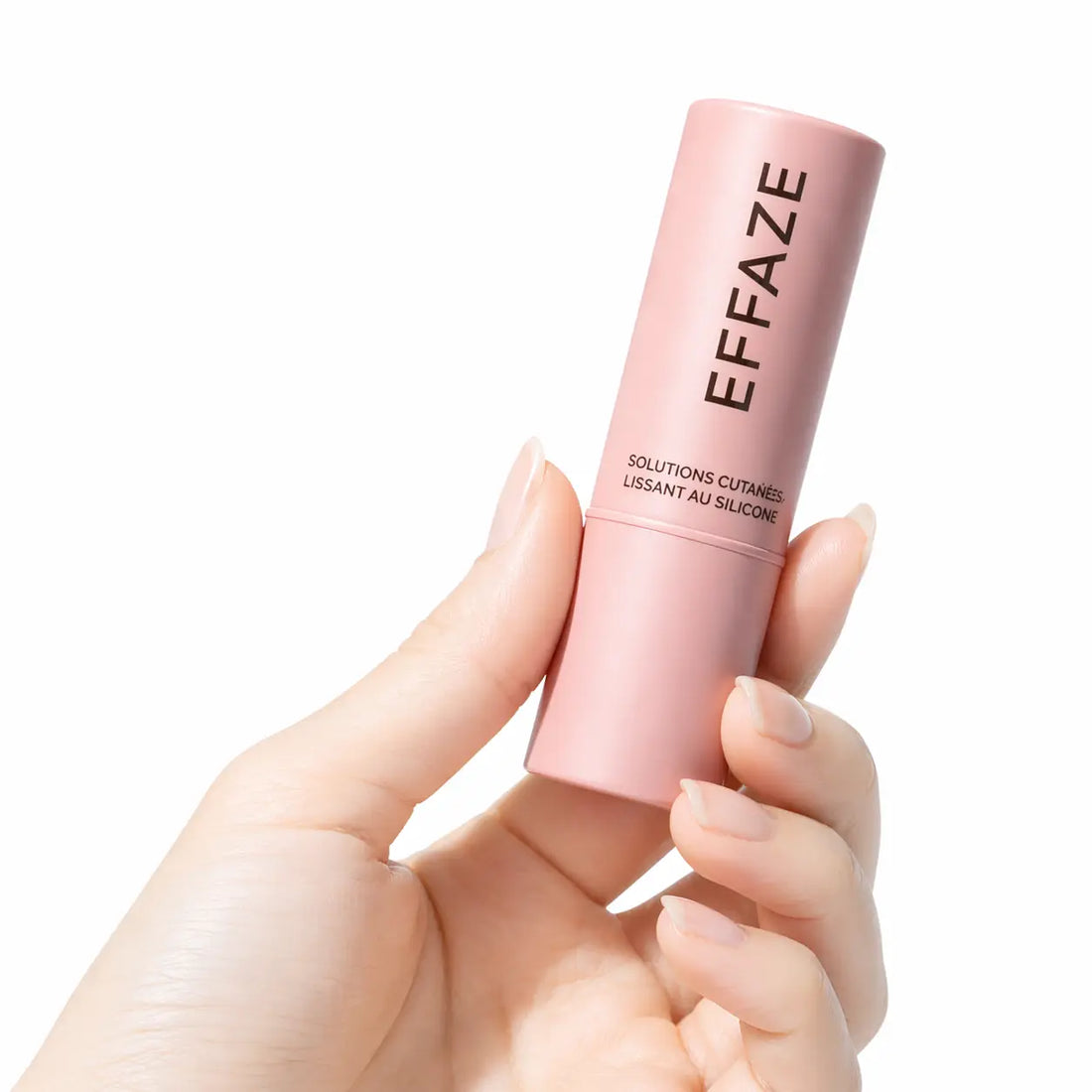Main tenant le stick Effaze, utilisé pour accompagner la peau après un détatouage