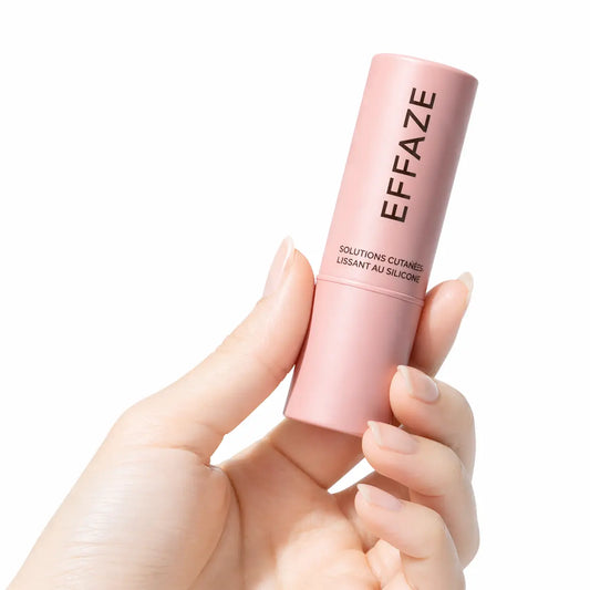 Main d'homme tenant le stick Effaze pour traiter une cicatrice