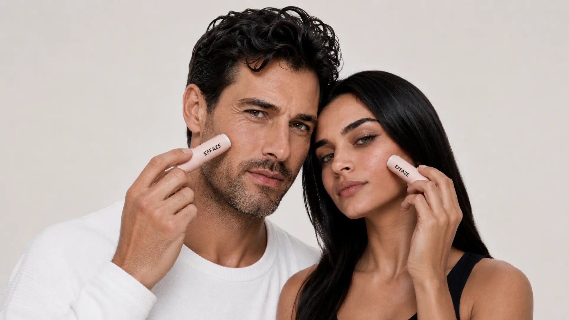 Homme et femme tenant chacun le stick EFFAZE au silicone médical près du visage, bannière d'accueil
