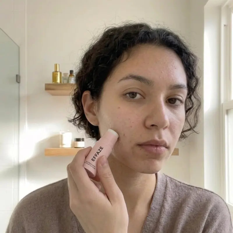 Femme appliquant le stick silicone médical Effaze sur cicatrice acné au quotidien