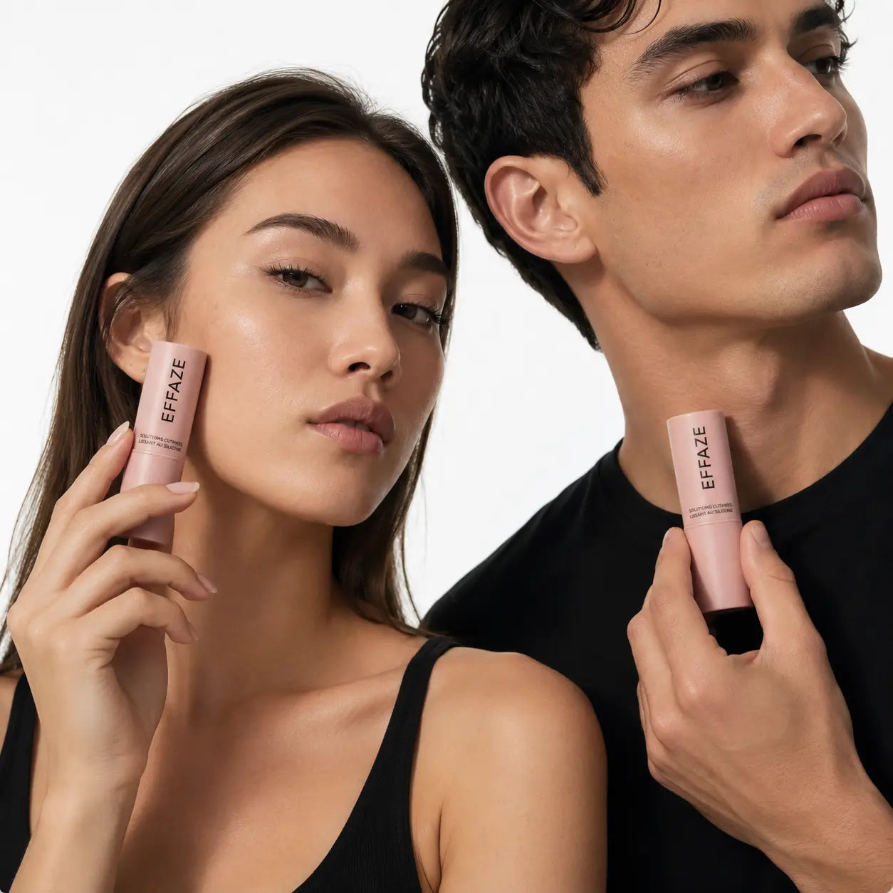 Couple tenant chacun un stick EFFAZE au silicone médical près du visage