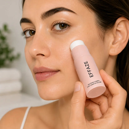 Application du stick Effaze sur le visage, geste précis et rapide au quotidien